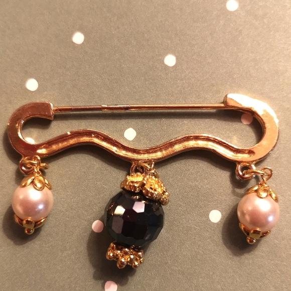 Handmade pearl and Swarovski crystal pin - Picture 6 of 7